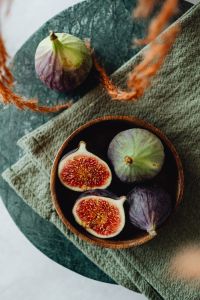 Kaboompics - Fresh Figs In Bowl With Dried Botanical Decor