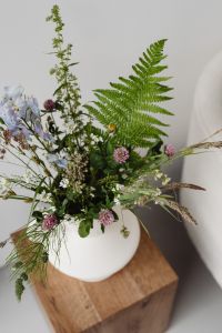 Kaboompics - Detailed Wildflower Bouquet with Fern Frond and Soft Neutral Interior