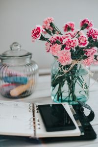 Kaboompics - Pink flowers with a calendar