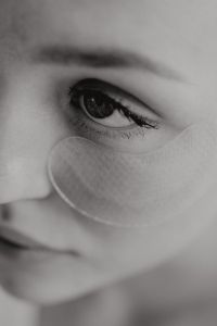 Kaboompics - Black-and-White Macro Portrait of a Hydrogel Eye Patch