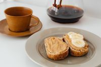 Kaboompics - Coffee brewed in a Chemex and peanut butter sandwiches for breakfast