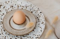 Kaboompics - Beige Easter table setting - quail eggs - neutral colors - natural eggs