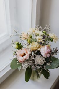 Kaboompics - A small pastel bouquet in a glass vase
