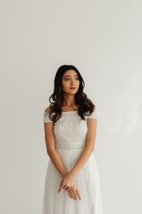 Kaboompics - Wedding Hairstyle Inspiration With Loose Waves and Bare Shoulders