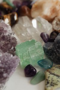 Kaboompics - Soft-Focus Crystal Arrangement with Clear Quartz, Amethyst and Green Tumbled Stones