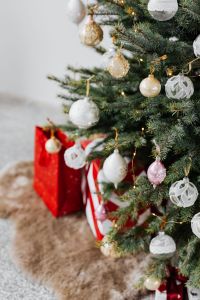 Kaboompics - Decorated Christmas Tree with White and Gold Ornaments and Gifts