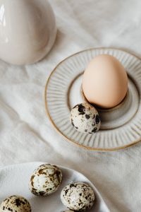 Kaboompics - Beige Easter table setting - quail eggs - neutral colors - natural eggs