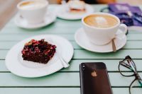 Kaboompics - Drinking coffee and eating cake in a cafeteria