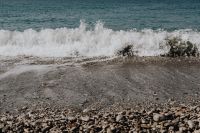 Kaboompics - Breaking Ocean Wave on a Dark Pebble Beach
