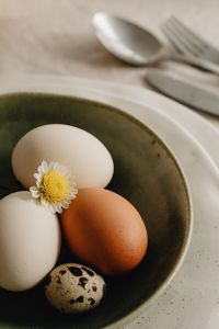 Kaboompics - Easter Delights - Spring Flowers and Minimalist Tableware