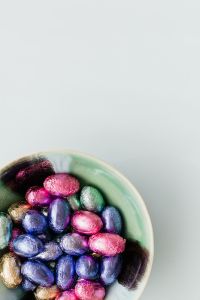 Kaboompics - Foil-Wrapped Easter Eggs in a Pale Green Ceramic Bowl