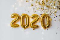 Kaboompics - Gold 2020 Balloons With Falling Confetti And String Lights