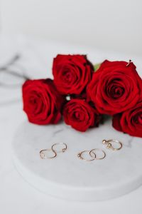 Kaboompics - Red roses and gold rings on white marble