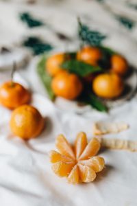 Kaboompics - Blurred Mandarin Oranges and Citrus Segments on White Linen