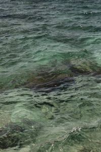 Kaboompics - Vertical Abstract Sea Background with Ripples and Rocks
