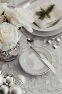 Kaboompics - White flowers on a table with porcelain tableware