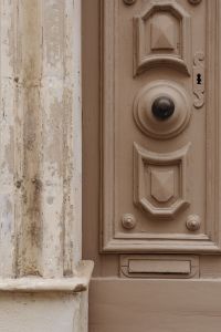 Kaboompics - Close-Up Vintage Door Knob and Weathered Plaster Frame