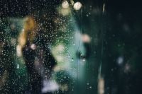 Kaboompics - Close-Up Raindrops on Glass with Soft Focus Green and Amber Bokeh