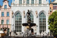 Kaboompics - Neptune Fountain in Front of Artus Court and Historic Gdańsk Townhouses