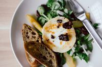 Kaboompics - Close-Up Warm Goat Cheese Salad with Pear, Spinach, Raisins and Sourdough