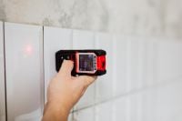 Kaboompics - Measuring the bathroom by Laser rangefinder