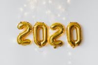 Kaboompics - Gold 2020 Balloons And String Lights, Minimal New Year's Eve Background