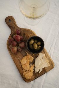 Kaboompics - Red Grapes, Olives and Cheese Board Detail