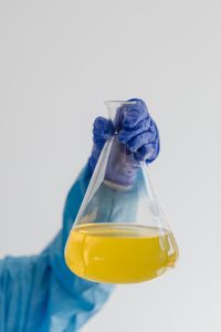 Kaboompics - Yellow Liquid Chemistry Experiment With Copy Space
