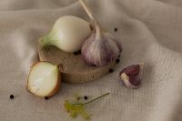 Kaboompics - Sliced Onion, Garlic and Herbs on Natural Linen