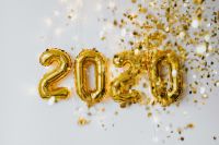 Kaboompics - Gold 2020 Balloons Amid Golden Confetti, Festive Background