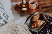 Kaboompics - Croissants and figs on a green plate