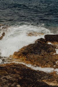 Kaboompics - Foam Flowing Across a Rugged Rock Shelf