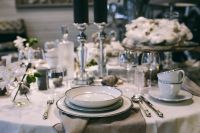 Kaboompics - Fancy restaurant dinner table decorated with quail eggs and feathers