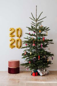 Kaboompics - Christmas Tree, Gold 2020 Balloons And Velvet Ottoman