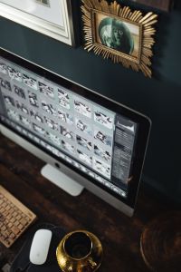 Kaboompics - Cup of coffee, Chemex, keyboard, iMac computer, mouse