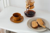 Kaboompics - Coffee brewed in a Chemex and peanut butter sandwiches for breakfast