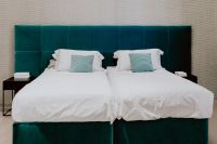 Kaboompics - Twin Beds with Teal Upholstered Headboard in Modern Bedroom