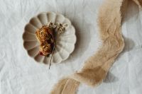 Kaboompics - Dried Roses and White Blossoms on a Ceramic Dish for Rustic Wedding Decor
