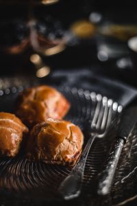 Kaboompics - Soft-Focus Sweet Buns on a Black Ribbed Plate