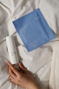 Kaboompics - Minimal Beauty Brand Content With Skincare Mockup