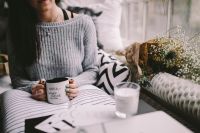 Kaboompics - Girl drinking wine in her mug