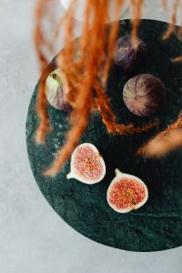 Kaboompics - Fresh Figs Under Dried Botanical Branches