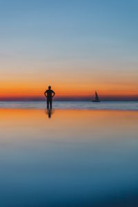 Kaboompics - The man is looking at the sunset by the sea