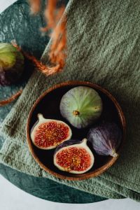 Kaboompics - Rustic Bowl Of Fresh Fig Halves And Whole Figs