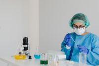 Kaboompics - Pipette Demonstration in Classroom Chemistry Lab