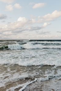 Kaboompics - Baltic Sea Waves Breaking Along the Shore Under a Cloudy Sky