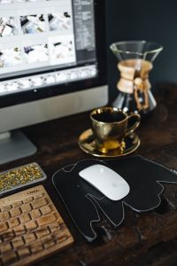 Kaboompics - Cup of coffee, Chemex, keyboard, iMac computer, mouse