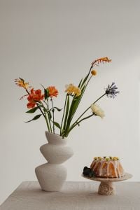 Kaboompics - Easter Delights - Spring Flowers and Minimalist Tableware