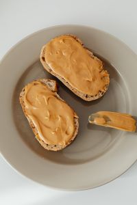 Kaboompics - Coffee brewed in a Chemex and peanut butter sandwiches for breakfast