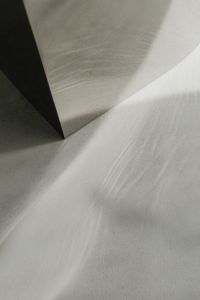Kaboompics - Reflective Chrome Pedestal and Soft Geometric Shadows